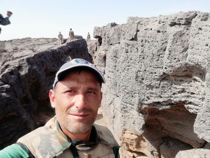 Các binh sĩ Syria đã chụp ảnh “tự sướng” tại những khu vực mới được giải phóng ở al-Safa. Ảnh: SF.