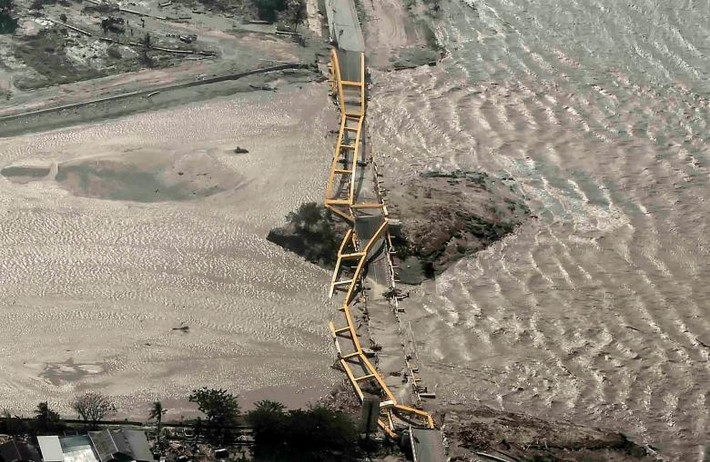 Một cây cầu bị phá hủy trong thảm kịch động đất-sóng thần ở Palu. Ảnh: Reuters.