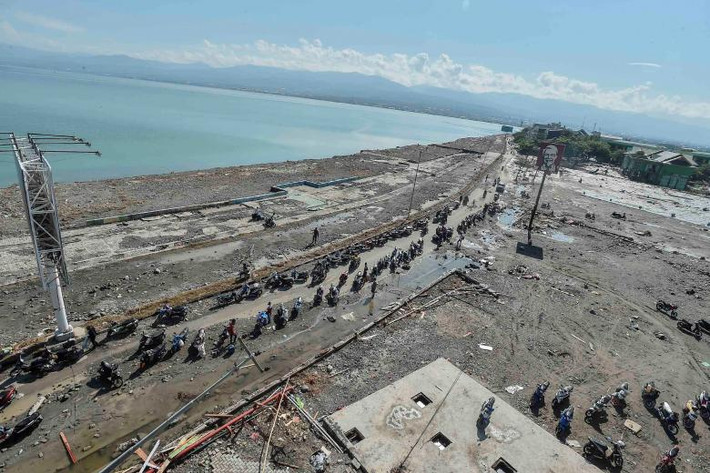 Bãi biển Taman Ria sau trận sóng thần hôm 30/9. Ảnh: Reuters.
