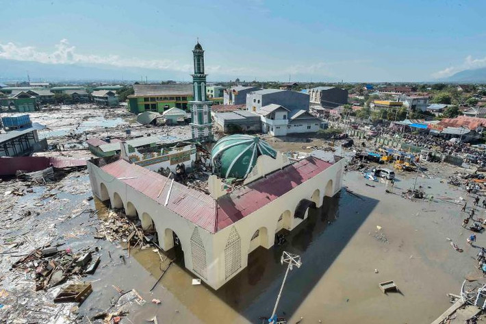 Nhà thờ Hồi giáo Baiturrahman bị hư hại sau động đất ở Tây Palu ngày 30/9/2018. Ảnh: Reuters.
