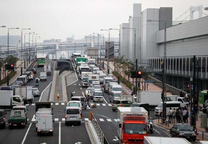 Cảnh tắc đường trước chợ cá Toyosu trong ngày khai trương hôm 11/10.