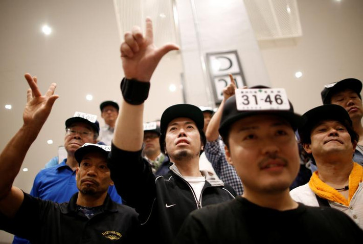 “Có khách hàng nói rằng sẽ không đến đây nữa vì quá xa”, Kimio Amano, một người bán cá ngừ 45 tuổi, nói.