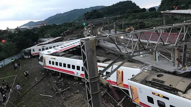 Theo Straits Times dẫn nguồn tin cho biết, vụ tai nạn tàu hỏa ở Đài Loan xảy ra vào khoảng 16h50 chiều 21/10 (giờ địa phương). Khi đó chuyến tàu Puyuma Express 6432 chở theo 310 hành khách đã bị trật bánh khi đang trên đường từ thành phố Tân Bắc đến thành phố Taitung. Ảnh: Facebook.