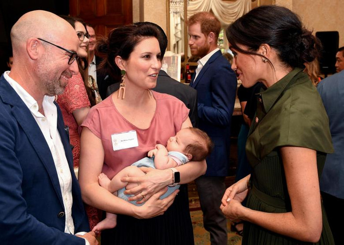 Công nương Markle trò chuyện với nữ ca sĩ Australia Missy Higgins trong buổi tiệc chào đón do Toàn quyền Australia Peter Cosgrove tổ chức tại Sydney ngày 16/10.