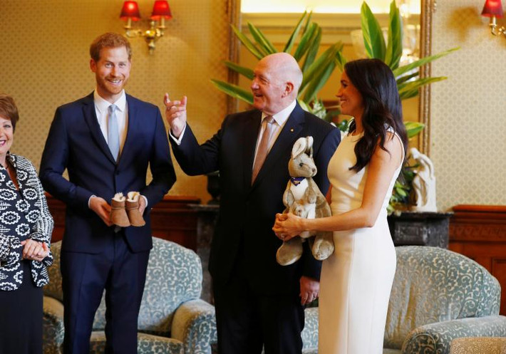 Hoàng tử Harry và Công nương Meghan được chào đón tại văn phòng chính phủ Australia ở Sydney.
