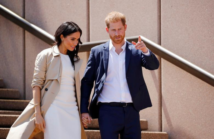 Hoàng tử Harry nắm tay Công nương Markle khi tới thăm nhà hát Opera ở Sydney, Australia, ngày 16/10.