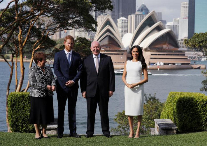 Hoàng tử Harry và Công nương Markle chụp ảnh lưu niệm cùng Toàn quyền Australia Peter Cosgrove và phu nhân Lynne Cosgove ở Sydney.
