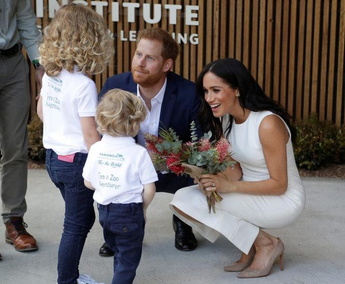 Công tước xứ Sussex và Công nương Meghan Markle trò chuyện với các em nhỏ tại Vườn thú Taronga ở Sydney ngày 16/10.