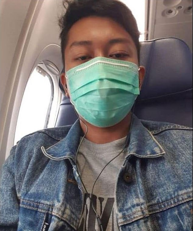 Trong bức ảnh cuối cùng gửi cho vợ, Febrianto đeo một chiếc khẩu trang màu xanh và ngồi trên ghế của chiếc máy bay xấu số lúc nó chuẩn bị khởi hành tới Pangkal Pinang. Ảnh: Daily Mail.