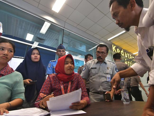Theo người phát ngôn Cơ quan tìm kiếm cứu nạn quốc gia Indonesia Yusuf Latief, khả năng không có người sống sót trong thảm họa này. Hiện tại, lực lượng cứu hộ đã vớt được hơn 20 thi thể nạn nhân và sẽ tiến hành nhận dạng. Ảnh: Nhân thân của các hành khách có mặt trên chuyến bay JT610 chờ tin tức tại sân bay Pangkal Pinang. Ảnh: News.com.