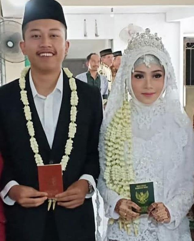 Được biết, Febrianto và vợ, Lutfinani Eka Putri, mới chỉ kết hôn hai tuần trước. Febrianto đang trên đường tới làm việc trên một tàu du lịch thì vụ tai nạn xảy ra. Ảnh: Daily Mail.