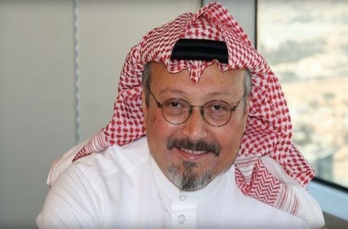 Ông Khashoggi bắt đầu sự nghiệp với công việc là quản lý khu vực cho cửa hiệu sách Tihama Bookstore từ năm 1983 đến 1984. Sau đó, Khashoggi làm phóng viên cho Saudi Gazette và làm việc cho tờ báo Okaz từ năm 1985 đến 1987. Ảnh: Kashmir Observer.
