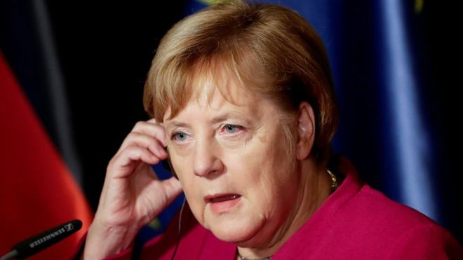 Một đại liên minh giữa CDU/CSU và SPD gặp trở ngại khi cả hai đều muốn người của đảng mình trở thành Thủ tướng. Tuy nhiên, sau ba tuần đàm phán, hai đảng đã đạt được thỏa thuận và bà Merkel trở thành Thủ tướng Đức. Bà là phụ nữ đầu tiên đảm nhận chức vụ Thủ tướng Đức. Ảnh: BBC.