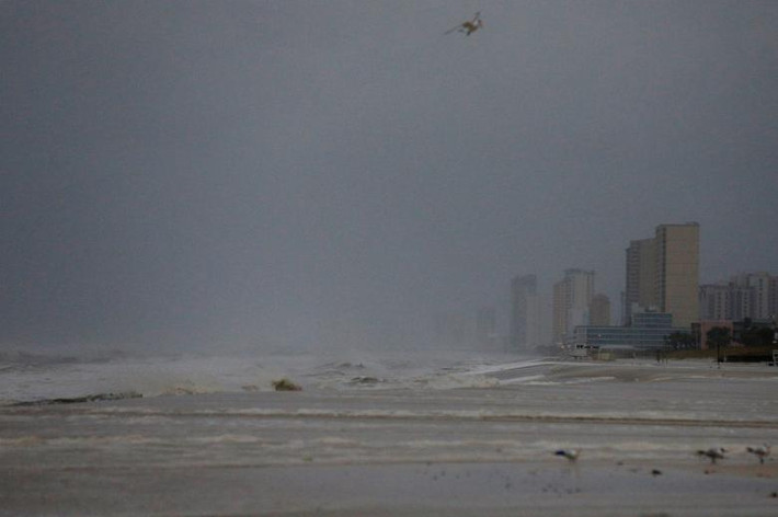 Nhiều khu vực tại Florida chìm trong biển nước. Ảnh chụp tại thành phố Panana, bang Florida. Ảnh: Reuters.
