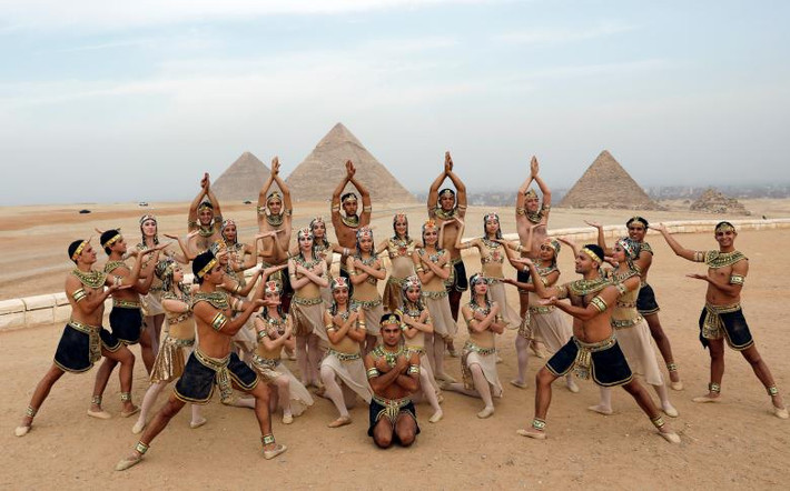 Một màn trình diễn phía trước Đại kim tự tháp Giza trong chuyến thăm của bà Trump tới Ai Cập.