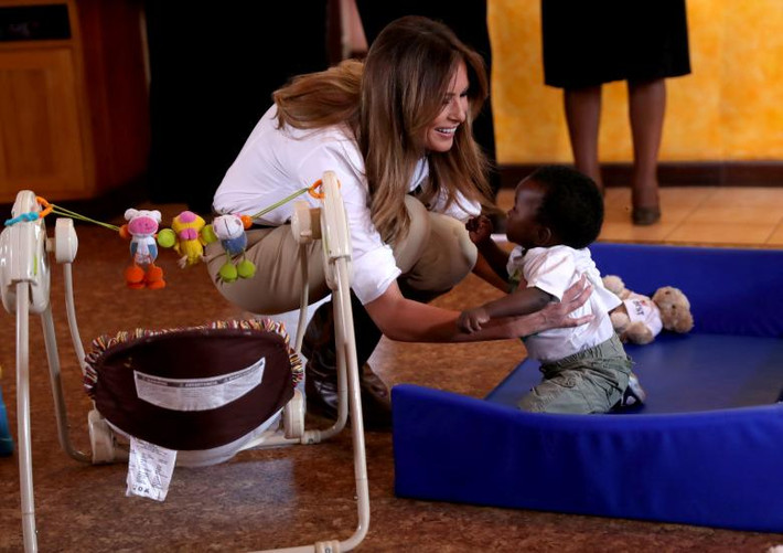 Đệ nhất phu nhân Trump bế một em nhỏ khi tới thăm nhà trẻ ở Nairobi, Keny, ngày 5/10.