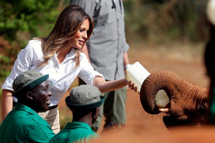 Đệ nhất phu nhân Melania Trump cho một chú voi uống sữa tại khu bảo tồn ở Nairobi, Kenya, ngày 5/10.