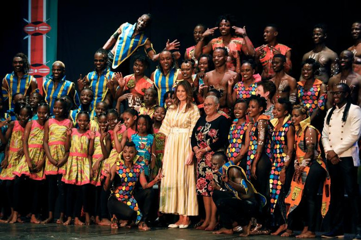 Đệ nhất phu nhân Melania chụp ảnh cùng Đệ nhất phu nhân Kenya Margaret Kenyatta và các nghệ sĩ tại nhà hát quốc gia Kenya ngày 5/10.