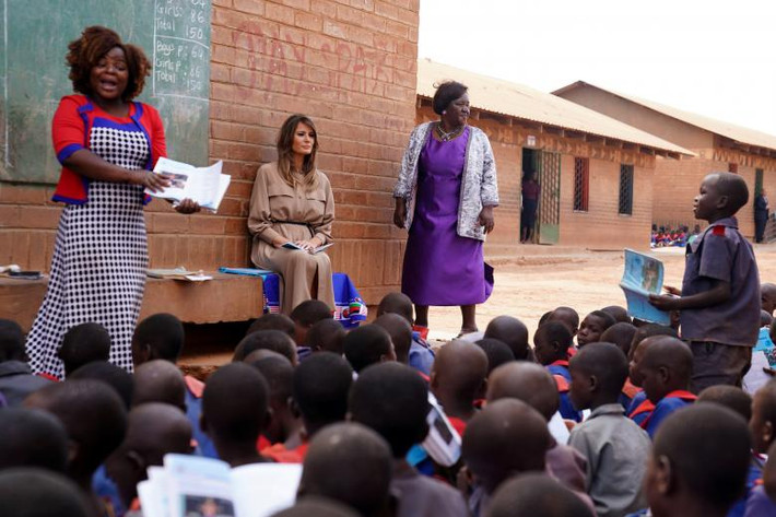 Đệ nhất phu nhân Melania Trump thăm một ngôi trường ở Lilongwe, Malawi, ngày 4/10.