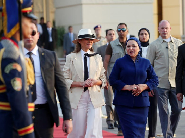 Đệ nhất phu nhân Ai Cập Entissar Mohameed Amer tiễn Đệ nhất phu nhân Mỹ khi bà Trump chuẩn bị rời khỏi thủ đô Cairo hôm 6/10.