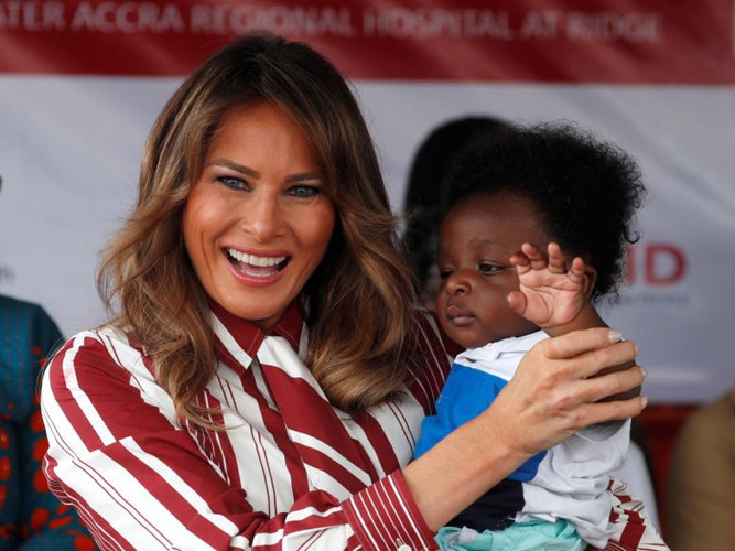 Đệ nhất phu nhân Melania bế một em nhỏ tại bệnh viện ở Ghana hôm 2/10.