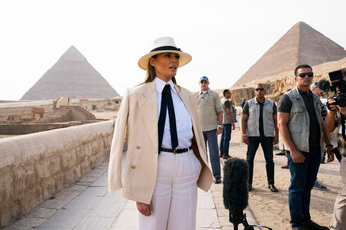 Trong chuyến công du ở Ai Cập mới đây, Đệ nhất phu nhân Melania Trump đã khiến công chúng bất ngờ khi chọn phong cách menswear mạnh mẽ với suit màu kem. Phụ kiện đi kèm là caravat và mũ gaucho sành điệu. Khiến c ư dân mạng sau đó đã liên tưởng tới “ông vua nhạc pop” Michael Jackson nhiều năm trước, cũng với gu ăn mặc tương tự.