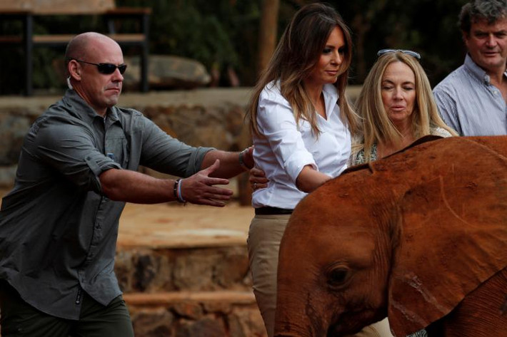 Một nhân viên Mật vụ Mỹ theo sát bảo vệ bà Melania tại khu bảo tồn ở Nairobi.