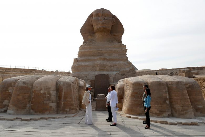 Đệ nhất phu nhân Melania trò chuyện với mọi người khi tới thăm một trong những địa điểm du lịch nổi tiếng nhất thế giới tại Ai Cập.