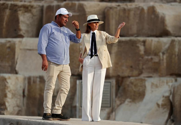 Đệ nhất phu nhân Melania Trump tham quan kim tự tháp ở Ai Cập hôm 6/10.