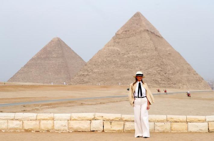 Trước đó Đệ nhất phu nhân Melania bắt đầu có chuyến công du 4 nước Châu Phi từ ngày 1/10, bao gồm Ghana, Malawi, Kenya và Ai Cập. Được biết, chuyến đi của bà Melania tập trung vào các vấn đề trẻ em, giáo dục, du lịch và bảo tồn. Việc bà Melania thực hiện chuyến đi này một mình càng khiến nó trở nên đặc biệt hơn.