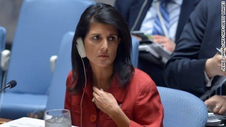 Phát biểu với báo giới tại Nhà Trắng hôm 9/10, Tổng thống Trump khẳng định bà Haley sẽ giúp ông đưa ra lựa chọn cuối cùng về người thay thế bà. “Chúng tôi đang xem xét nhiều ứng viên”, Tổng thống Trump nói. Ảnh: CNN.