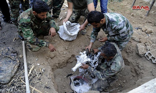 Theo hãng thông tấn SANA ngày 14/10, Quân đội Syria đã phát hiện một số lượng lớn vũ khí, đạn dược mà các tay súng phiến quân chôn dưới đất tại trang trại địa phương ở thị trấn Yalda, cách thủ đô Damascus khoảng 10 km về phía nam. Ảnh: SANA.