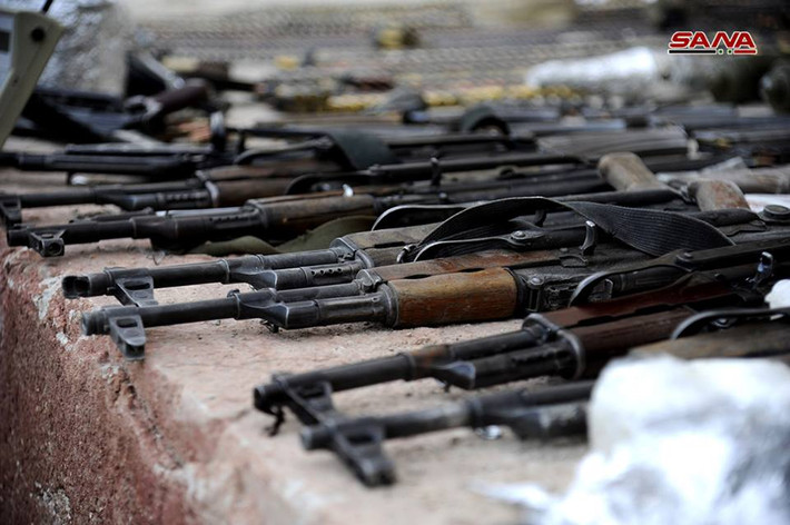 Binh sĩ Syria tịch thu hàng chục khẩu súng. Ảnh: SANA.