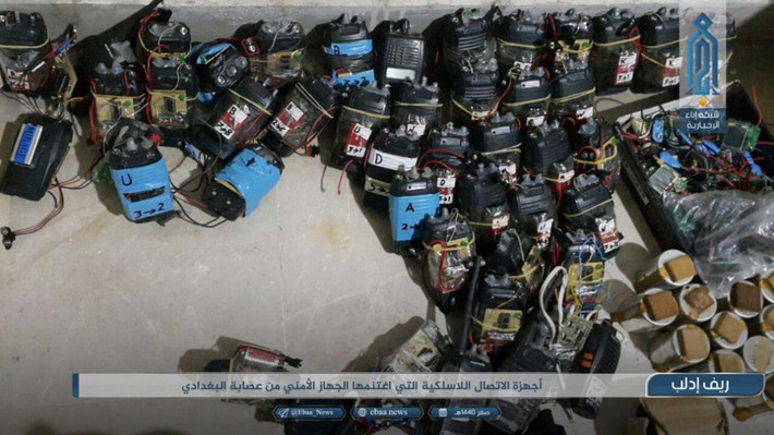 Tại Idlib, nhóm liên minh thánh chiến Hayat Tahrir al-Sham (HTS) cũng phát hiện một kho vũ khí của phiến quân IS, bao gồm nhiều thiết bị nổ tự chế, máy bay không người lái và bom, ở thị trấn Maarat Misreen, phía nam tỉnh này cuối tuần trước. Ảnh: AMN.