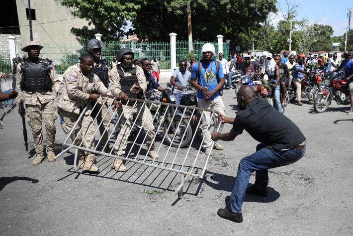 Một người biểu tình đụng độ với cảnh sát quốc gia Haiti ở Port-au-Prince.
