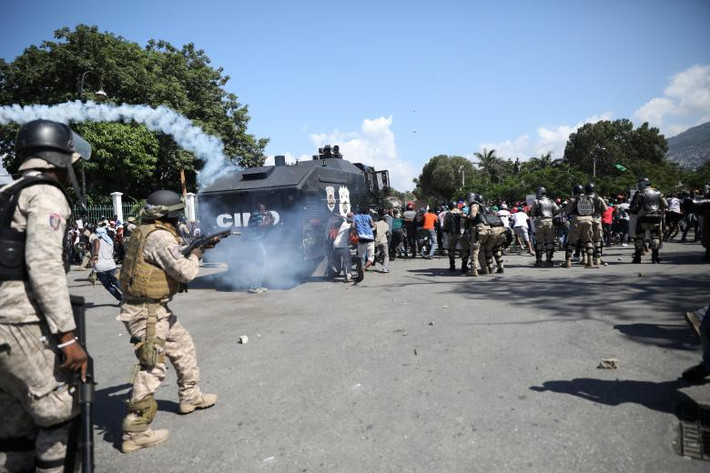 Cảnh sát Haiti phun hơi cay giải tán người biểu tình ở Port-au-Prince.