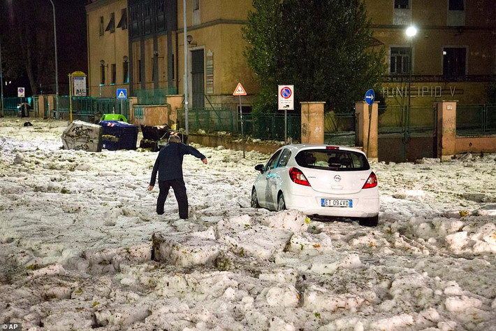 Theo Daily Mail, trận mưa đá kinh hoàng đã trút xuống thủ đô Rome vào cuối tuần trước. Ảnh: Chiếc ô tô mắc kẹt giữa “dòng sông băng” sau trận mưa đá tối 21/10. Ảnh: AP.
