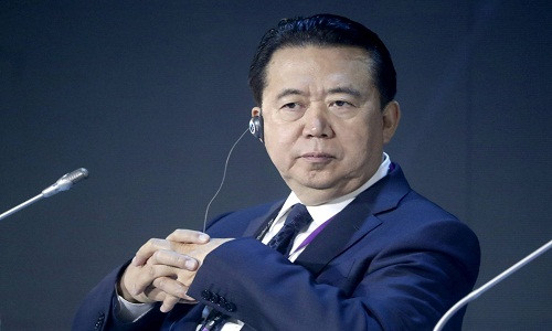 Theo lời bà Mạnh, hôm 25/9, ông Mạnh Hoành Vĩ gửi tin nhắn cho bà có nội dung: “Hãy chờ cuộc gọi của anh”. Bốn phút sau, ông gửi qua mạng xã hội hình ảnh một con dao. Điều này khiến bà lo sợ rằng chồng mình đang gặp nguy hiểm. Ảnh: Fortune.