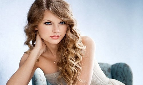 Gương mặt thu hút mọi ánh nhìn của nữ ca sĩ kiêm sáng tác nhạc người Mỹ, Taylor Swift. Mời độc giả xem thêm video: Người phụ nữ thấp nhất thế giới "tỏa sáng" ở New York, Mỹ, năm 2013 (Nguồn: VTC14)