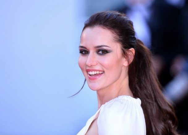 Fahriye Evcen, nữ diễn viên Thổ Nhĩ Kỳ, sở hữu đôi mắt đẹp hút hồn và nụ cười có thể làm "tan chảy" trái tim người đối diện. Cô có thể nói được tiếng Thổ Nhĩ Kỳ, tiếng Đức, tiếng Anh và Tây Ban Nha một cách lưu loát.