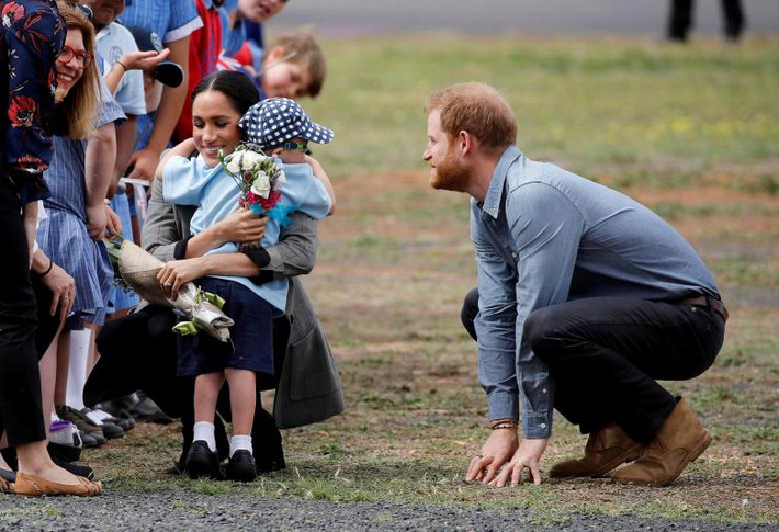 Bé Luke Vincent, 5 tuổi, ôm chầm lấy Công nương Markle tại sân bay Dubbo ngày 17/10.