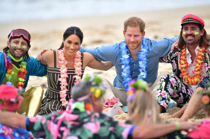 Hoàng tử Harry và vợ Meghan Markle thư giãn trên bãi biển Bondi ngày 19/10.