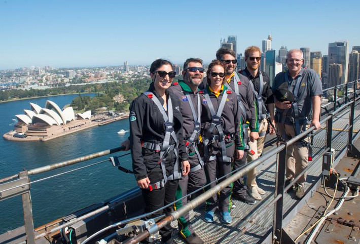 Hoàng tử Harry trên cầu cảng Sydney ở Australia ngày 19/10.