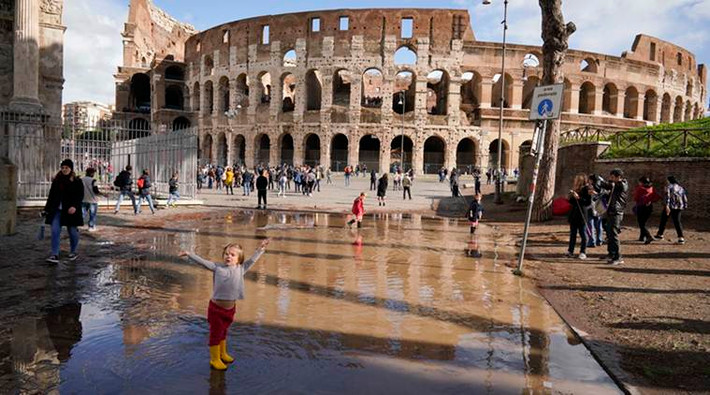 Tại Rome, hơn 100 cây xanh bị gió quật đổ. Nhiều cảng biển hứng chịu thiệt hại nặng nề do ảnh hưởng của bão. Ảnh: AP.