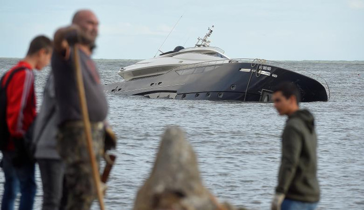 Một chiếc du thuyền chìm trên biển ở Rapallo ngày 30/10. Ảnh: Reuters.