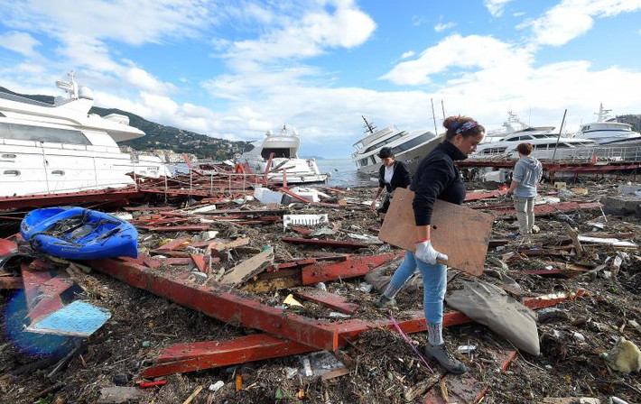 Cảnh tan hoang trên một bãi biển ở Rapallo sau bão. Ảnh: Reuters.