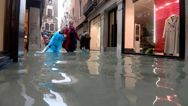 Trong khi đó, khoảng 75% diện tích thành phố Venice bị ngập do mưa lớn và triều cường dâng cao, khiến việc di chuyển trong thành phố gặp khó khăn và làm đảo lộn cuộc sống của người dân địa phương. Ảnh: AP.