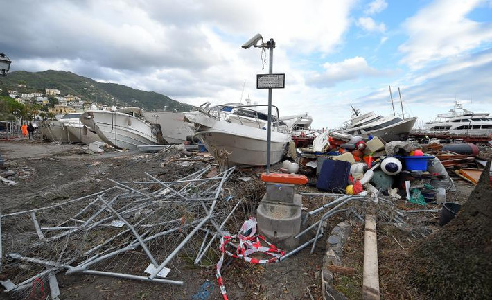 Những chiếc du thuyền bị hư hại sau trận bão lớn ở Rapallo. Ảnh: Reuters.