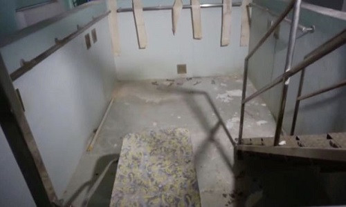 Theo Mirror, "nhà thám hiểm" Neil Ansell hay còn được biết đến với biệt danh Abandoned Explorer, đã trèo qua hàng rào để “đột nhập” vào bên trong bệnh viện Hoàng gia Haslar ở Gosport, Hampshire, bị bỏ hoang suốt gần chục năm qua. (Nguồn ảnh: Mirror)