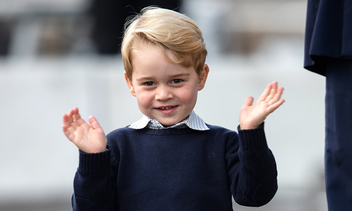 Hoàng tử “nhí” George, sinh ngày 22/7/2013, là con trai cả của Hoàng tử William và Công nương Kate Middleton. Hoàng tử George là người xếp thứ 3 trong danh sách kế vị ngai vàng của Hoàng gia Anh. Ảnh: HuffPost Canada.
